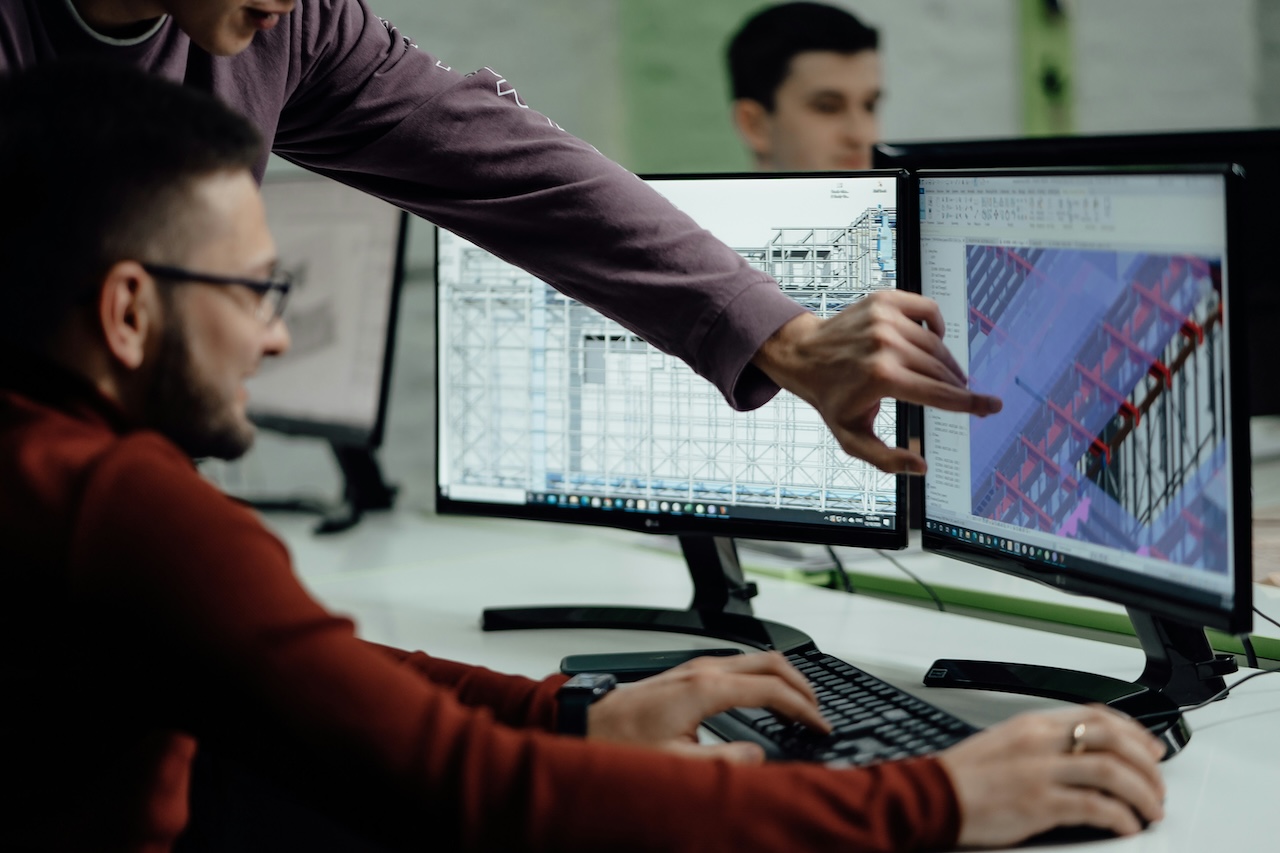 Team di progettazione al lavoro su modello BIM per coordinare dati, documenti e attività di cantiere
