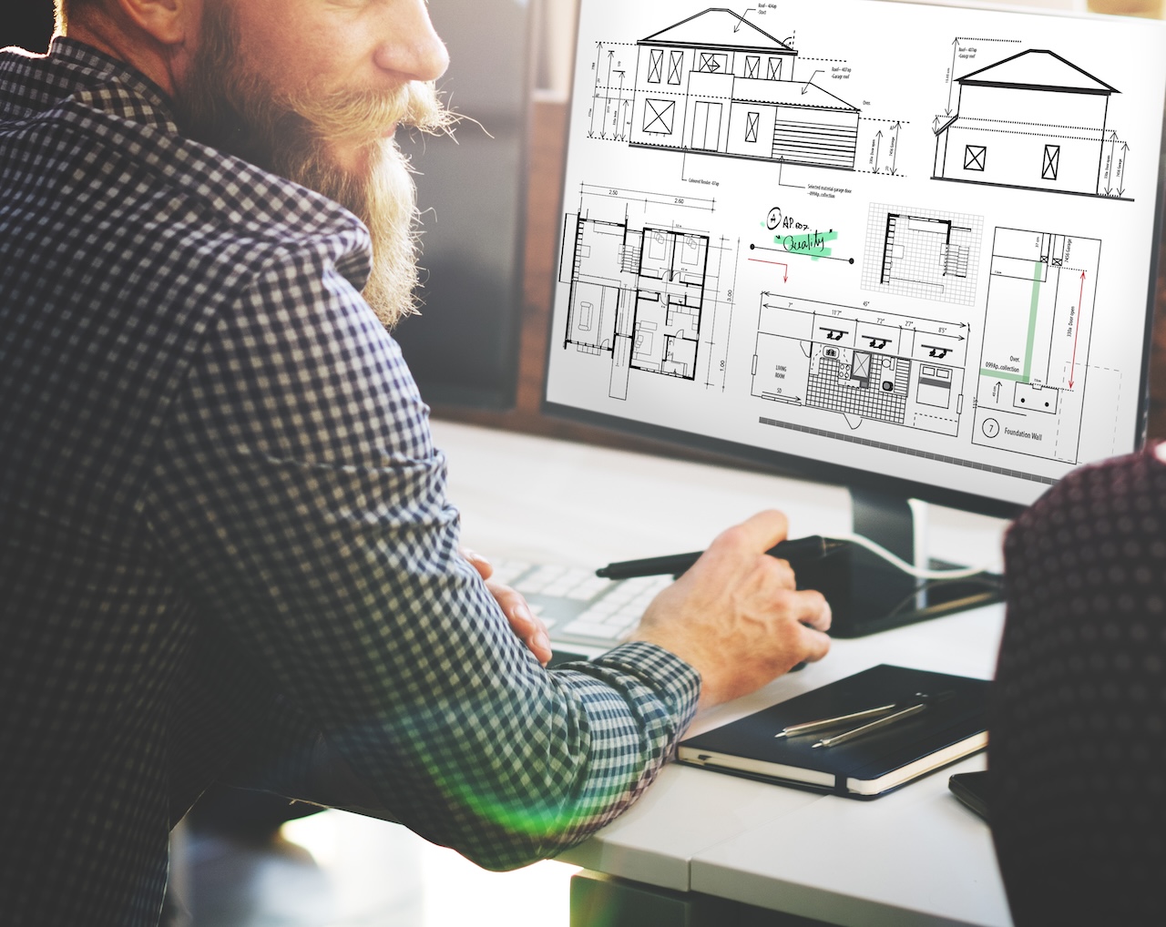Tecnici al lavoro su un progetto digitale: esempio di transizione dalla progettazione CAD alla modellazione informativa BIM con dati integrati.