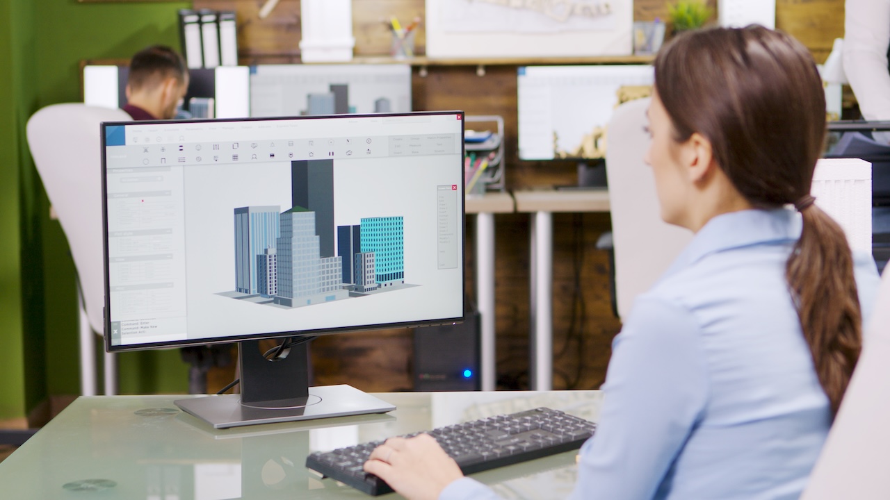 Professionista che analizza un modello BIM 3D per il coordinamento con Navisworks